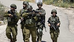 ضباط في الجيش الإسرائيلي يسيرون داخل مخيم الفارعة للاجئين الفلسطينيين في الضفة الغربية المحتلة، عقب مداهمة عسكرية إسرائيلية، يوم الإثنين 10 يونيو 2024.