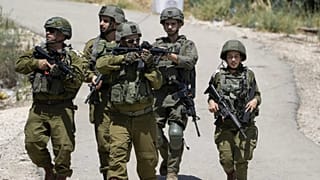 ضباط في الجيش الإسرائيلي يسيرون داخل مخيم الفارعة للاجئين الفلسطينيين في الضفة الغربية المحتلة، عقب مداهمة عسكرية إسرائيلية، يوم الإثنين 10 يونيو 2024.