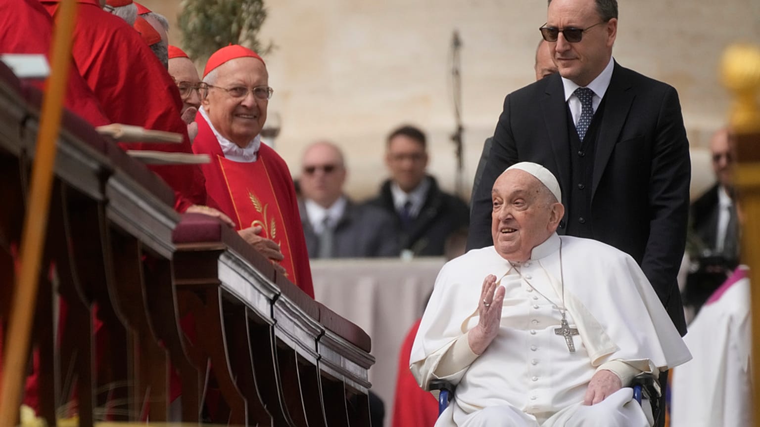 Papa Francesco alla messa della Domenica delle Palme in Piazza San Pietro, in Vaticano, domenica 13 aprile 2025. (Foto AP/Gregorio Borgia)