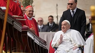 Papa Francesco alla messa della Domenica delle Palme in Piazza San Pietro, in Vaticano, domenica 13 aprile 2025. (Foto AP/Gregorio Borgia)