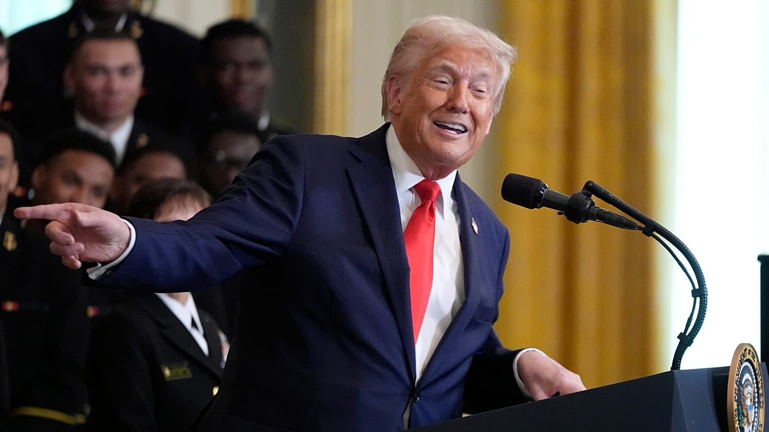 Donald Trump s'exprime lors de la remise du trophée du commandant en chef à l'équipe de football des Navy Midshipman dans la salle Est de la Maison Blanche, le 15 avril 2025.