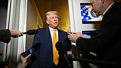 El presidente Donald Trump habla con los periodistas a bordo del Air Force One de camino a Miami.