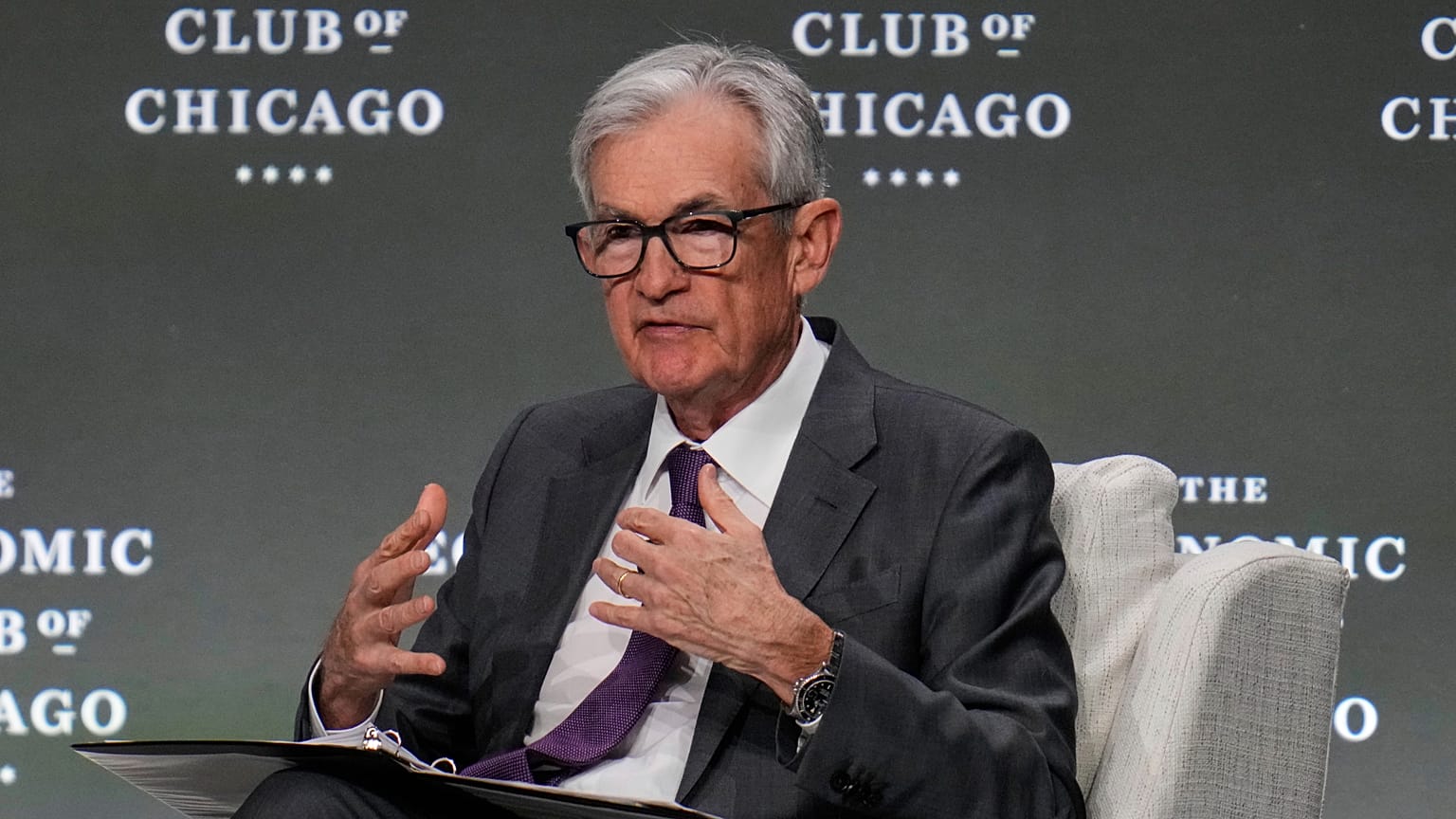 O Presidente do Conselho de Governadores do Sistema da Reserva Federal, Jerome Powell, discursa durante um evento organizado pelo Clube Económico de Chicago, quarta-feira, 16 de abril de 2025.