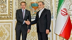 Außenminister Abbas Araghchi, rechts, schüttelt dem Generaldirektor der Internationalen Atomenergiebehörde (IAEO), Rafael Mariano Grossi, am 16. April 2025 in Teheran die Hand.