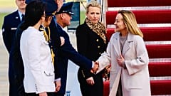 Giorgia Meloni al suo arrivo negli Stati Uniti, alla base militare Andrews nei pressi di Washington (16 aprile 2025)