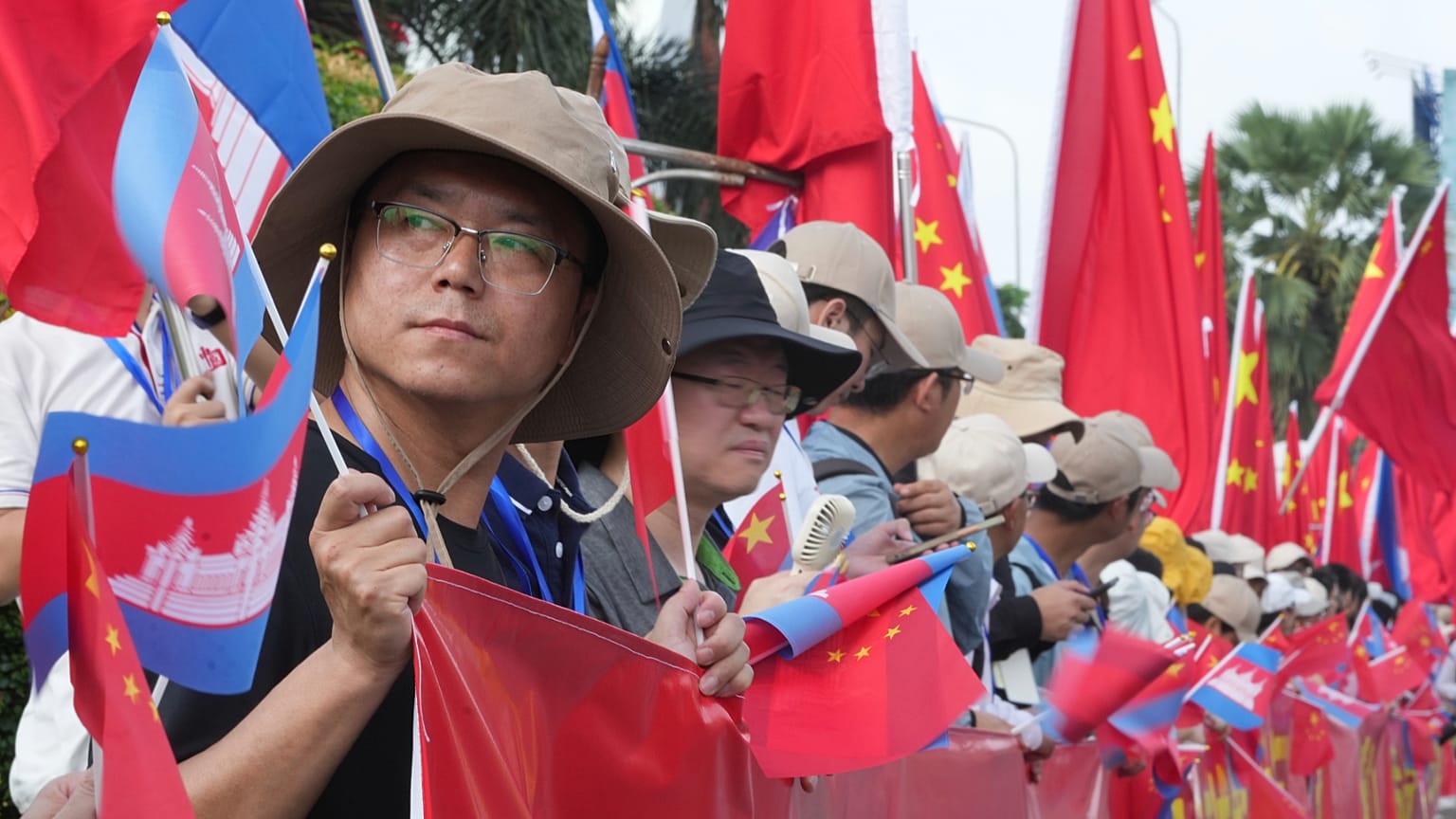 Menschen warten auf die Ankunft von Präsident Xi Jinping in Phnom Penh, 17. April 2025