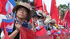 La gente aspetta di accogliere l'arrivo del presidente Xi Jinping a Phnom Penh, 17 aprile 2025