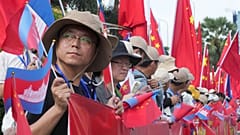 Menschen warten auf die Ankunft von Präsident Xi Jinping in Phnom Penh, 17. April 2025