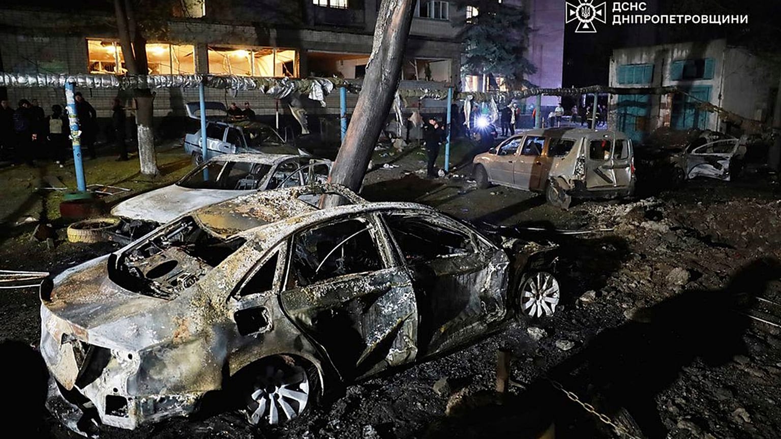 Carros queimados devido a um ataque russo em Dnipro, 17 de abril de 2025.