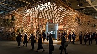 Ziyaretçiler 23 Mart 2017 Perşembe günü İsviçre'nin Basel kentinde düzenlenen dünya saat ve mücevher fuarı Baselworld'de Hermes standının önünden geçiyor. 