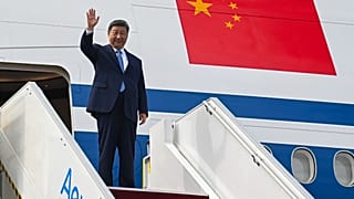Ciudadanos chinos esperan la llegada del presidente Xi Jingping a Phnom Penh, Camboya, el jueves 17 de abril de 2025. (Foto AP/Heng Sinith)