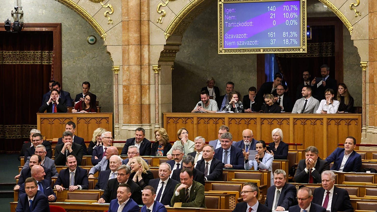 Парламент Венгрии принимает поправку к конституции, позволяющую запрещать публичные мероприятия сообществ ЛГБТК+ в Будапеште / Венгрия, 14 апреля 2025 года. 
