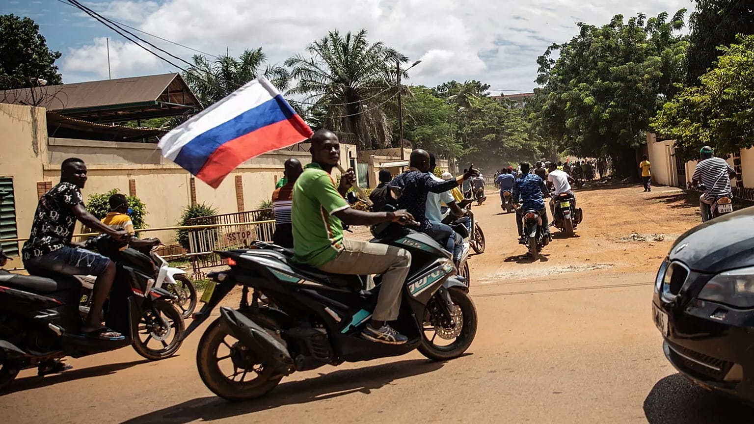 Des partisans du capitaine Ibrahim Traore brandissent un drapeau russe dans les rues de Ouagadougou, au Burkina Faso, le 2 octobre 2022.