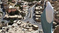Una statua della Vergine Maria che domina il villaggio di Maaloula, a nord di Damasco, Siria 2015