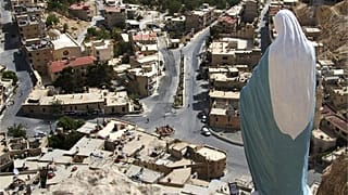 Statue de la Vierge Marie surplombant le village de Maaloula, au nord de Damas, Syrie 2015