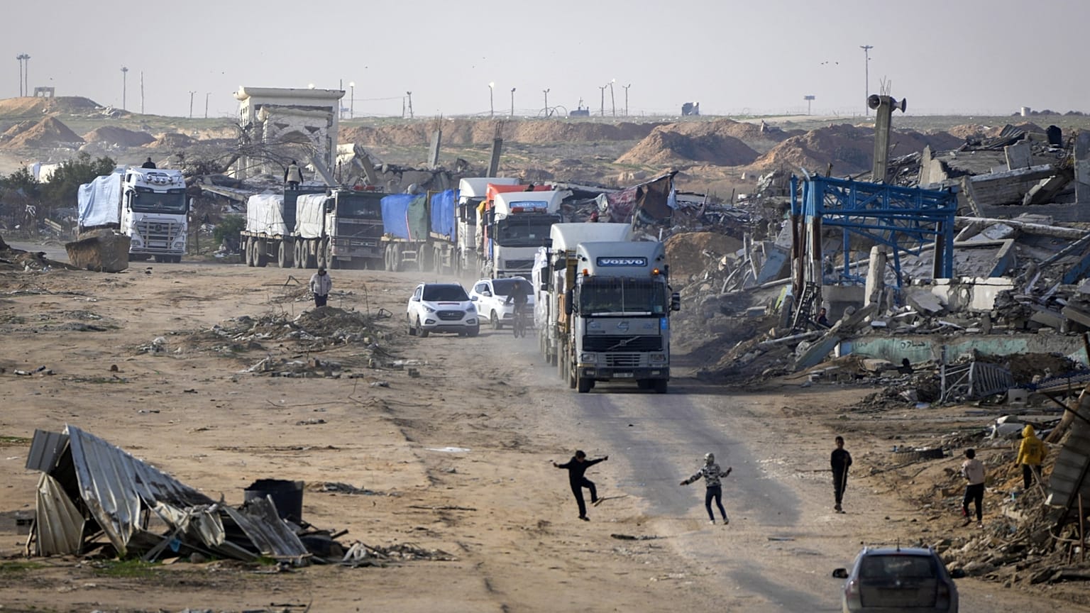 Egyiptomi humanitárius szállítmány érkezik Rafahnál a Gázai övezetbe