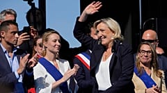Die französische Rechtsextremistenführerin Marine Le Pen nimmt an der nationalen Kundgebung der französischen Rechtsextremisten in der Nähe des Parlaments in Paris teil, 6. April 2025.