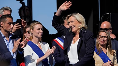 Marine Le Pen érkezik a Nemzeti Tömörülés országos gyűlésére Párizsban 2025. április 6-án