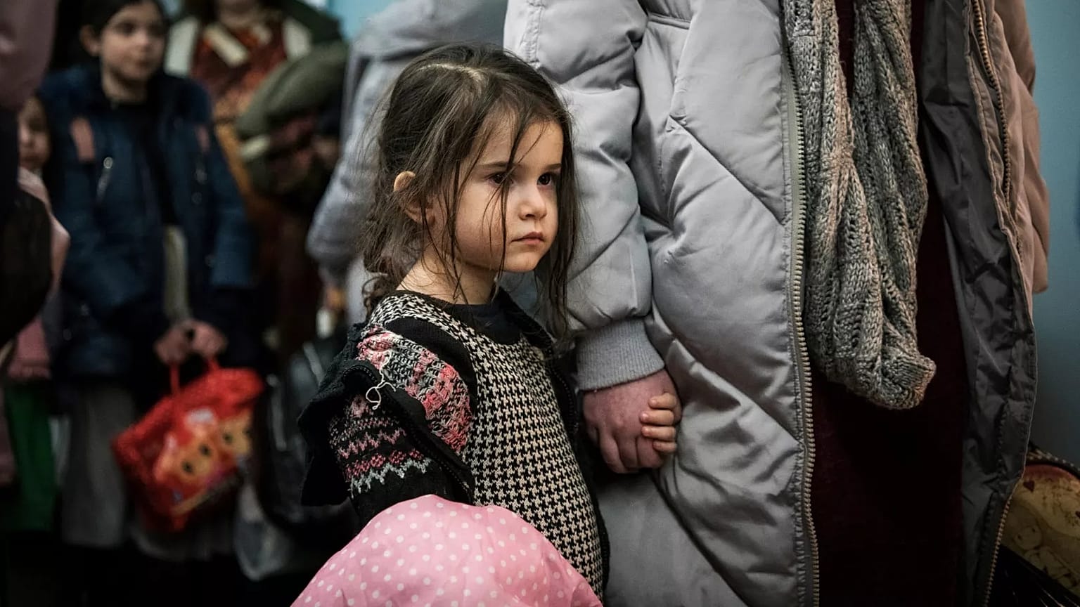 Crianças e seus acompanhantes de um orfanato em Odesa, Ucrânia, aguardam a atribuição de quartos após a sua chegada a um hotel em Berlim, sexta-feira, 4 de março de 2022.