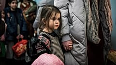 Kinder und ihre Begleiter aus einem Waisenhaus in Odesa, Ukraine, warten nach ihrer Ankunft in einem Hotel in Berlin auf die Zimmervergabe, Freitag, 4. März 2022.