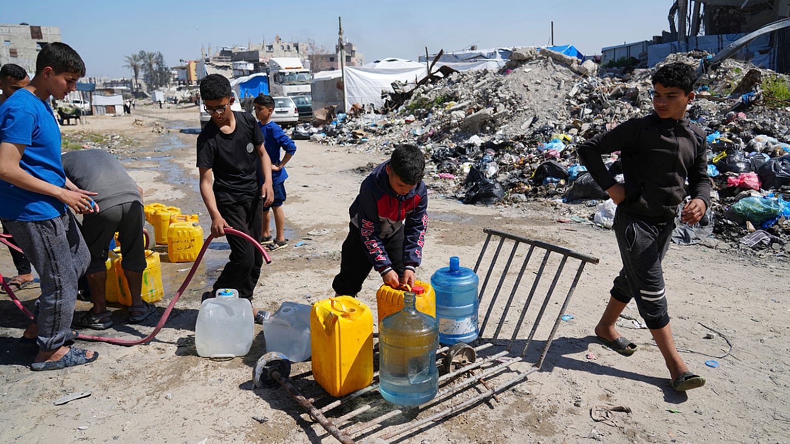 فلسطينيون يملؤون عبوات بالماء في جباليا، شمال قطاع غزة، يوم الأحد، 16 مارس 2025.