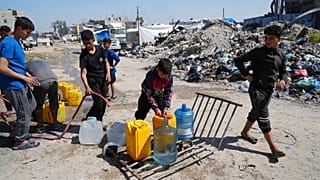 فلسطينيون يملؤون عبوات بالماء في جباليا، شمال قطاع غزة، يوم الأحد، 16 مارس 2025.