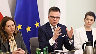 Szymon Holownia, président du Sejm et candidat à la présidentielle, s'exprime lors d'une réunion sur l'interdiction des smartphones dans les écoles.