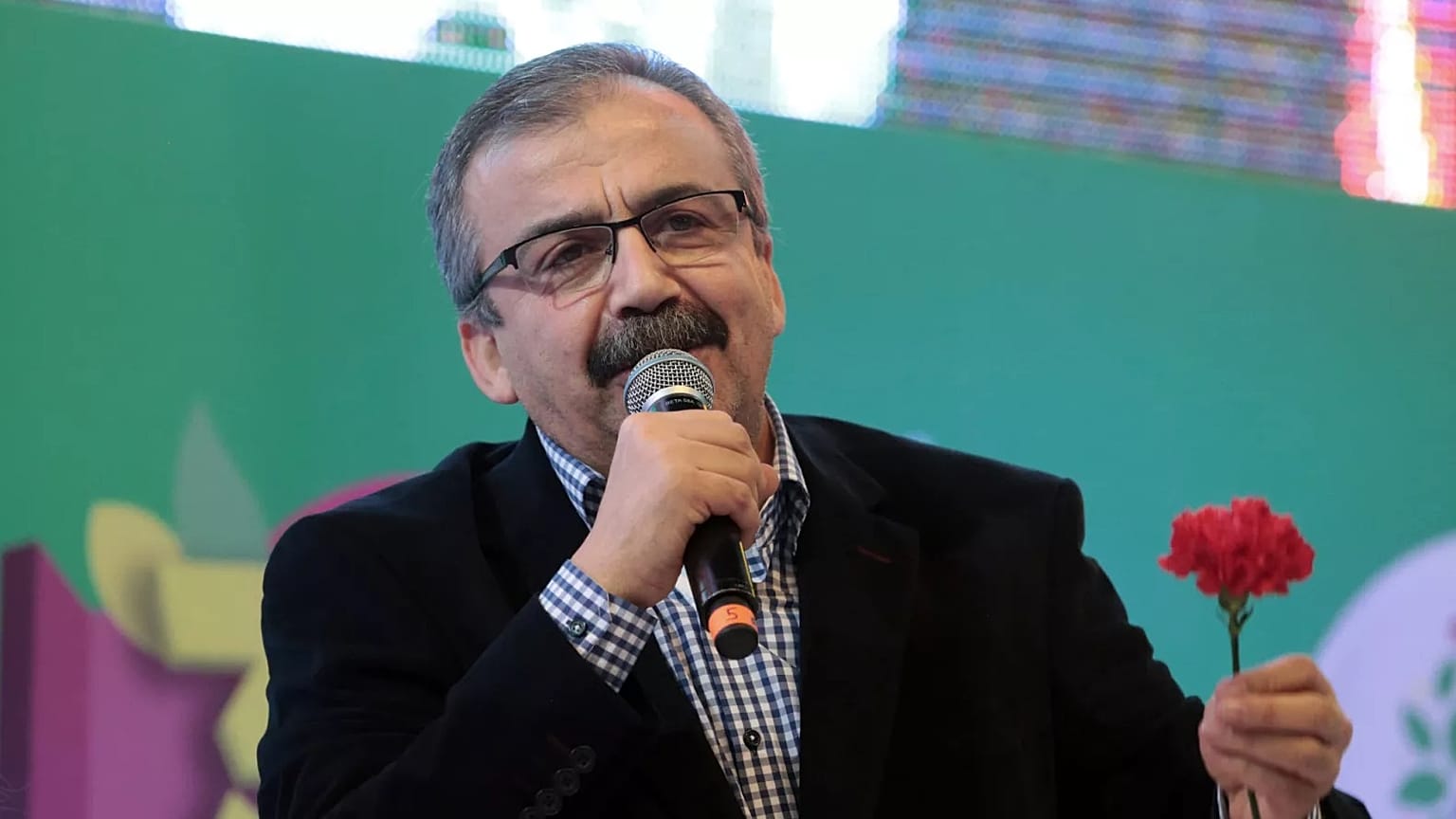 Halkların Özgürlük ve Demokrasi Partisi (DEM Parti) İmralı Heyeti üyesi ve Türkiye Büyük Millet Meclisi (TBMM) Başkanvekili Sırrı Süreyya Önder