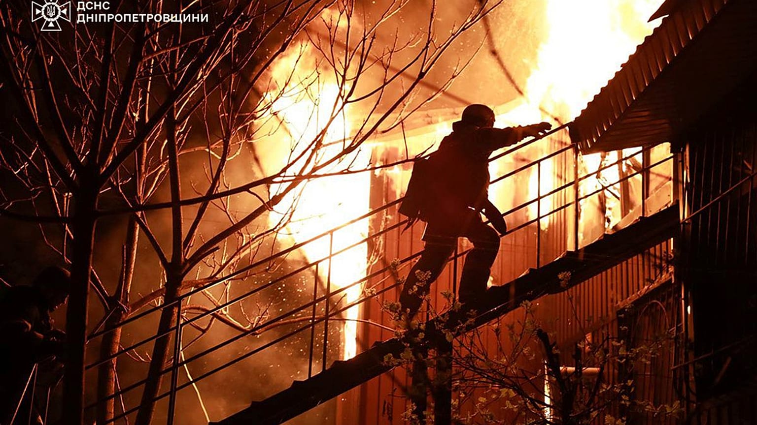 Vigili del fuoco spengono l'incendio in seguito a un attacco russo a Dnipro, Servizio di Emergenza Ucraino, 17 aprile 2025