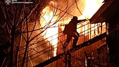 Vigili del fuoco spengono l'incendio in seguito a un attacco russo a Dnipro, Servizio di Emergenza Ucraino, 17 aprile 2025