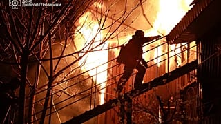 Vigili del fuoco spengono l'incendio in seguito a un attacco russo a Dnipro, Servizio di Emergenza Ucraino, 17 aprile 2025