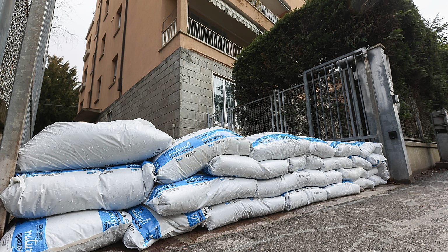 Sacchi di sabbia a Bologna per contrastare l'alluvione che ha colpito l'Emilia Romagna a marzo. Il Nord Italia è di nuovo in allerta meteo