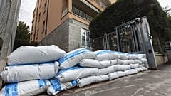 Sacchi di sabbia a Bologna per contrastare l'alluvione che ha colpito l'Emilia Romagna a marzo. Il Nord Italia è di nuovo in allerta meteo
