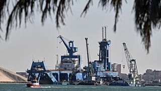 El buque egipcio de dragado Mashhour navega por el Canal de Suez en Ismailia, Egipto, el miércoles 16 de abril de 2025.