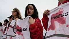Eine symbolische Mahnwache in Paris am Donnerstag, den 26. September 2024, zum Gedenken an die Journalisten, die bei der Berichterstattung über den israelischen Krieg gegen Gaza getötet wurden.