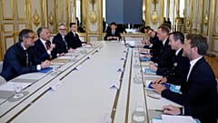 Der deutsche nationale Sicherheitsberater Jens Plotner und der US-Sondergesandte Steve Witkoff treffen den diplomatischen Berater des französischen Präsidenten, Emmanuel Bonne, im Elysee-Palast, 17. April 2025.
