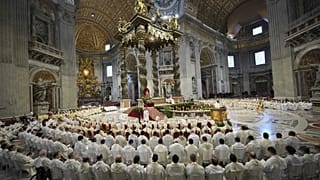 Varios cardenales asisten a la misa crismal en la Basílica de San Pedro del Vaticano, 17 de abril de 2025.