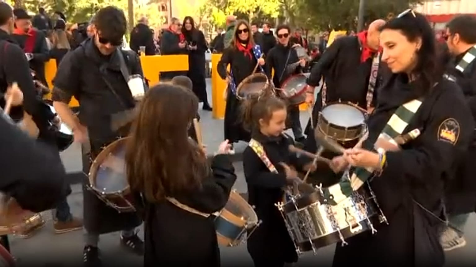 Menschen in der spanischen Stadt Hellín begrüßen Ostern mit traditionellem Trommeln