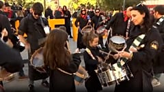 Menschen in der spanischen Stadt Hellín begrüßen Ostern mit traditionellem Trommeln