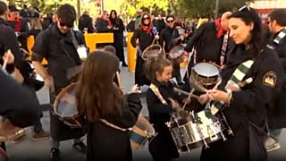 Menschen in der spanischen Stadt Hellín begrüßen Ostern mit traditionellem Trommeln