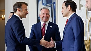 Emmanuel Macron serre la main à Marco Rubio, sous le regard de Steve Witkoff.