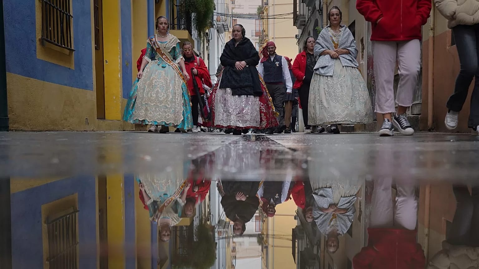 Una calle de Valencia durante las festividades de las Fallas