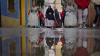Una calle de Valencia durante las festividades de las Fallas