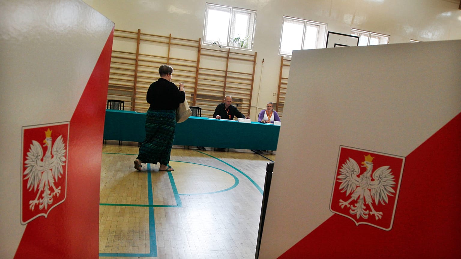 Um eleitor polaco chega a uma mesa de voto para votar no referendo em Varsóvia, no domingo, 6 de setembro de 2015.