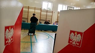 Πολωνός ψηφοφόρος φτάνει σε εκλογικό τμήμα για να ψηφίσει στο δημοψήφισμα στη Βαρσοβία, Κυριακή 6 Σεπτεμβρίου 2015.