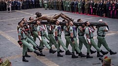 Mitglieder der Spanischen Legion tragen El Cristo de la Buena Muerte während einer Prozession in Málaga am 28. März 2024