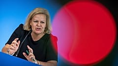 Die deutsche Innenministerin Nancy Faeser spricht während einer Pressekonferenz in Berlin.