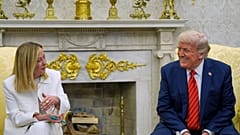 Die italienische Ministerpräsidentin Giorgia Meloni und US-Präsident Donald Trump während bilateraler Gespräche im Oval Office, Washington D.C., 17. April 2025