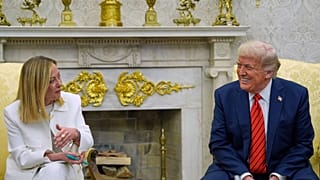 A primeira-ministra italiana, Giorgia Meloni, e o presidente dos EUA, Donald Trump, durante conversações bilaterais na Sala Oval, Washington D.C., 17 de abril de 2025