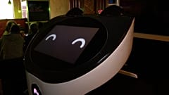 Roboter wird an Ladestation angeschlossen 